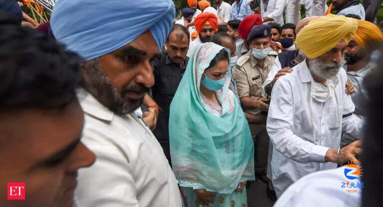 sad: SAD takes out protest march against farm laws in Delhi; Sukhbir, Harsimrat, others detained