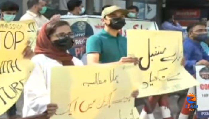 Students protest outside SC Karachi Registry against 30-day MDCAT exam