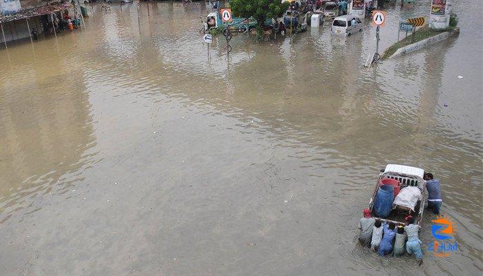 Urban flooding, traffic jams in various areas as heavy rain lashes Karachi