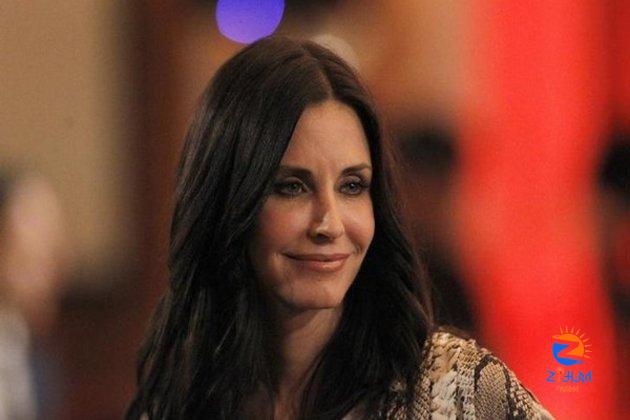 Courteney Cox surprises ‘Friends’ fans on Warner Bros. Studio tour