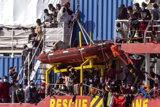 German Rescue Boat with 800 Migrants Reaches Sicilian Port