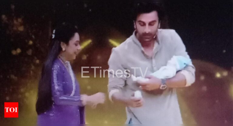 Father-to-be Ranbir Kapoor learning daddy duties from Anupamaa aka Rupali Ganguly is too adorable for words, watch