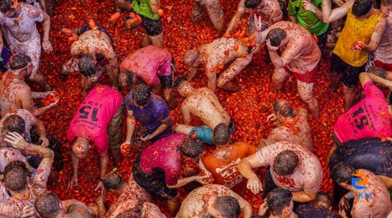 Spaniards paint the town red at Tomatina 2022