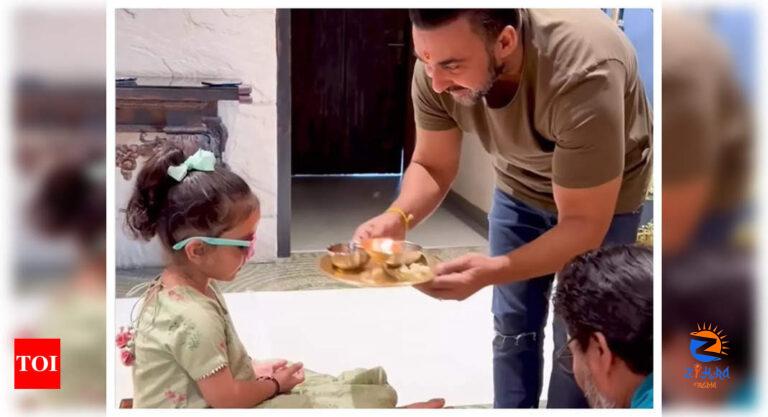 Shilpa Shetty’s husband Raj Kundra washes daughter Samisha’s feet as he performs kanya puja on Durga Ashtami – WATCH video | Hindi Movie News