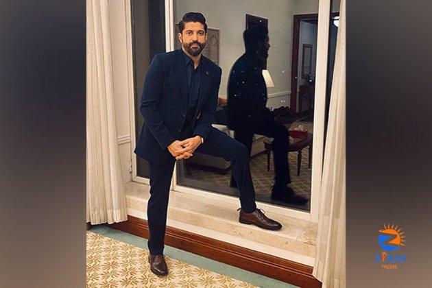 Farhan Akhtar treats fans with throwback picture, says “Time to reflect”