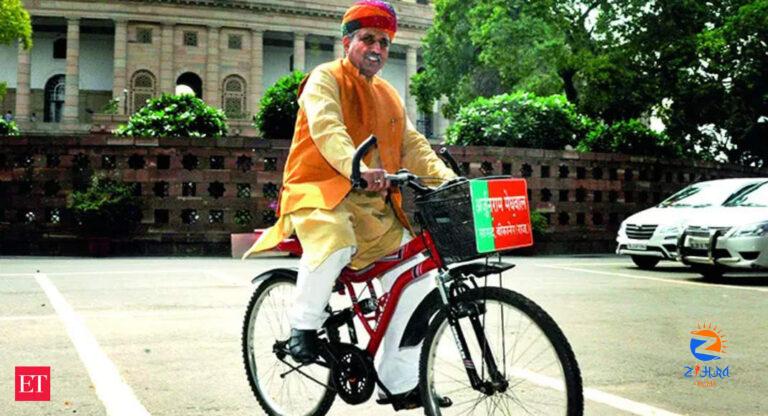 ‘Cycle wala MP’ harps on ‘madhur rishte’ between executive and judiciary