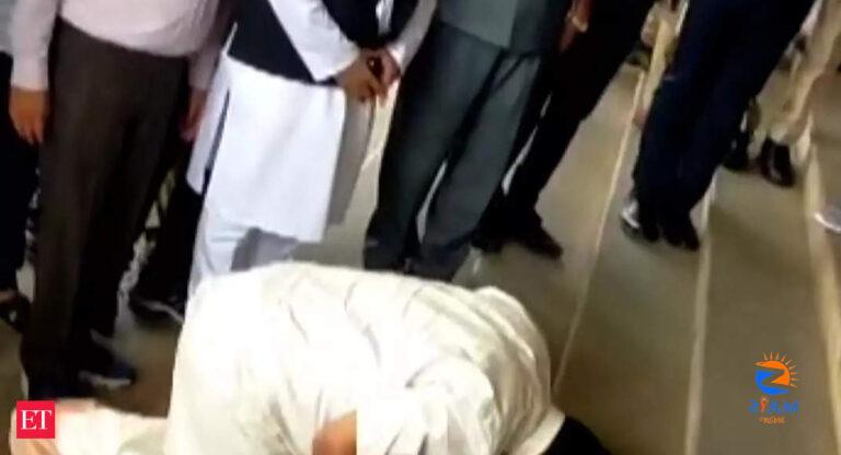 vidhana soudha: Karnataka Deputy CM DK Shivakumar kneels down, and touches the entrance of Vidhana Soudha with his head, watch! – The Economic Times Video