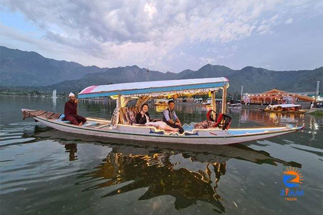 G20 delegates enjoy Shikara boat ride in J-K’s Srinagar