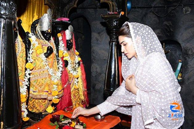 ‘Adipurush’ actor Kriti Sanon seeks blessings at Sita Gufa, Kalaram Mandir in Panchavati