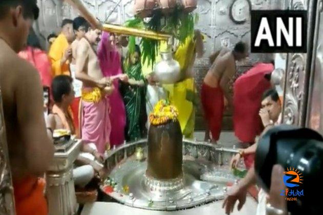 Bollywood actors Sara Ali Khan offers prayer at Mahakal Temple in Ujjain