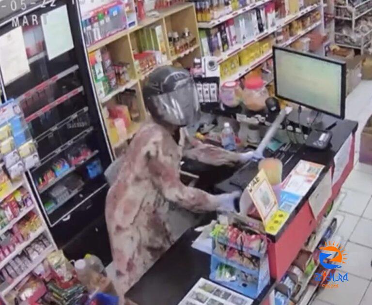 Man in baju kurung robs Batu Kawa convenience store with accomplice