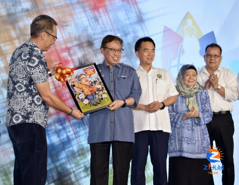 Strive for quality, always uphold responsible reporting, Premier calls on Sarawak journos 