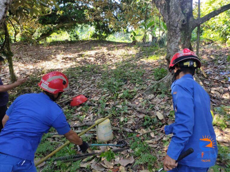 APM Miri snake handlers catch two-metre-long cobra at house in Taman Tunku