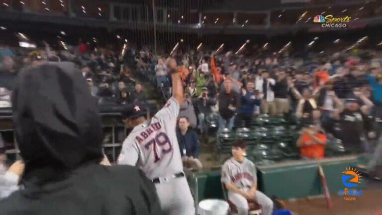 Astros' José Abreu receives standing ovation from White Sox fans in first game back in Chicago