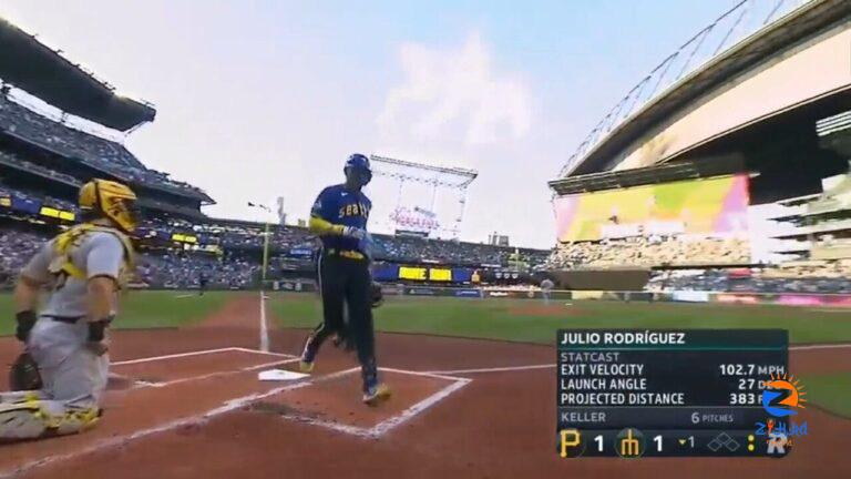 Mariners' Julio Rodríguez mashes a solo home run vs. the Pirates