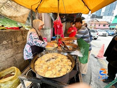 Snack on awesome ‘ubi kayu’ balls and ‘goreng pisang’ from this Bangsar stall