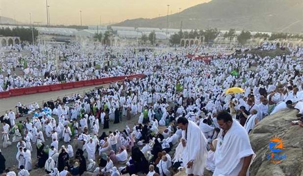 Pilgrims move to Muzdalifah after descending from Mount Arafat