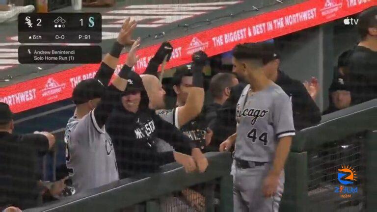 Andrew Benintendi cranks a solo homer to right-center field for the White Sox vs. the Mariners