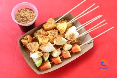 If you haven’t tried ‘chiam chiam rojak’, it’s about time you did at BM Aunty Chiam Chiam Fruit Rojak in Taman Desa