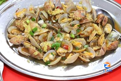 It’s all about clams and steamed fish head at Old Klang Road’s Restoran Meng Kee