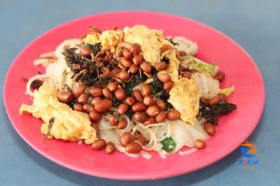 Craving for ‘Heng Hwa mee sua’? Head over to Jalan Ipoh’s Restoran Riverview Small Village for the noodles and other tasty dishes