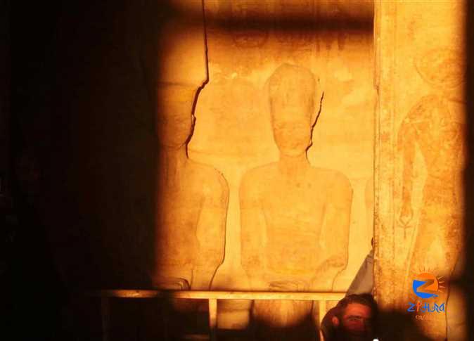 Video: 3,000 tourists observe sun alignment on King Ramses II’s face at Abu Simbel