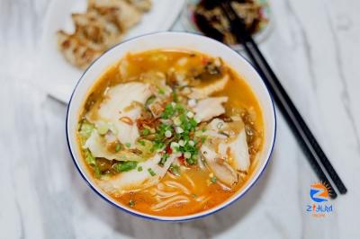 Wake up your tastebuds at Taman United’s WenWen Noodle where pickled mustard greens and chillies are in their bowls of noodles