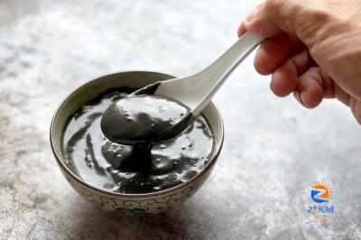 Enjoy ribbons of ebony goodness with this thick and aromatic ‘zi ma wu’ (black sesame paste)