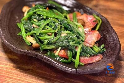 Savoury, buttery and full of umami! Try this sautéed spinach and bacon at home