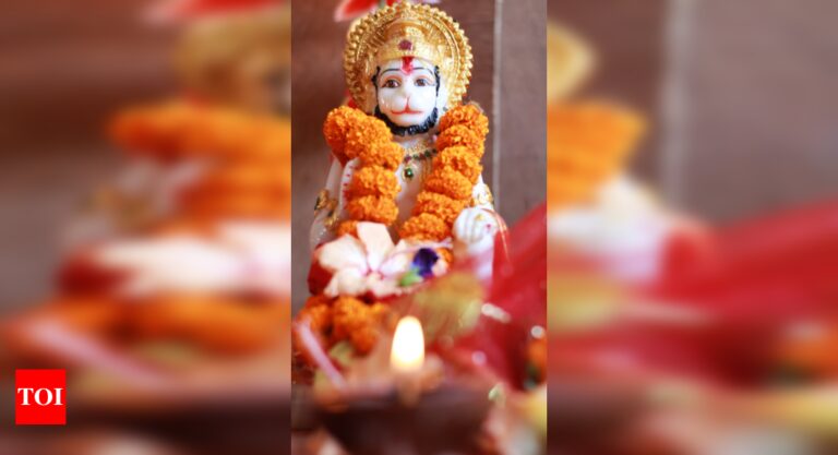 Hanuman Chalisa: Hanuman Chalisa: Astrological Benefits