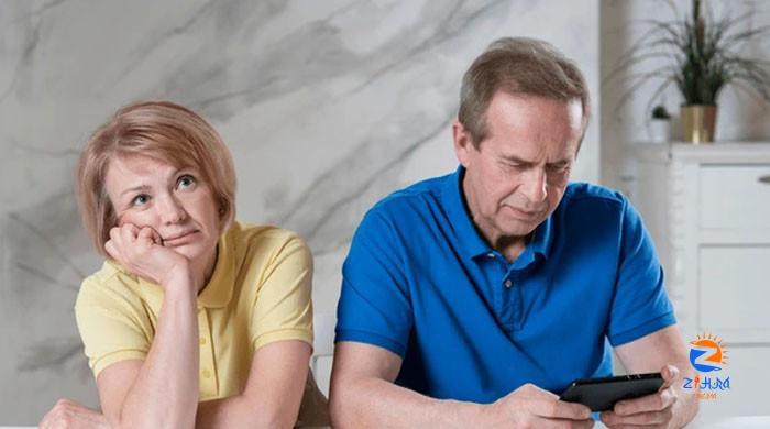 How phubbing, constantly browsing phone affects your partner’s mental health?