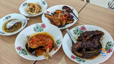 Find all things ‘ayam kampung’ at LAUK Ayam Kampung in Plaza Damas, including an amazing ‘ayam kampung berlado’ 