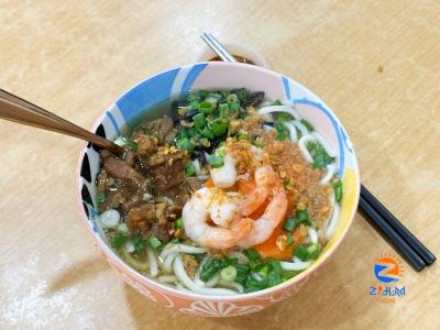 For a change, try this homestyle Taiwan braised pork belly ‘ramen’, fruit ‘rojak’ and ‘tong sui’ at Taman Bukit Indah’s Kokan Kopitiam