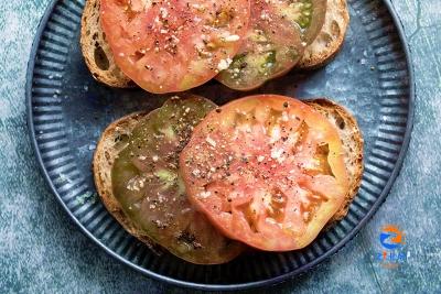 Give your weekend teatime a little crunch with this tomato and Cheddar bruschetta