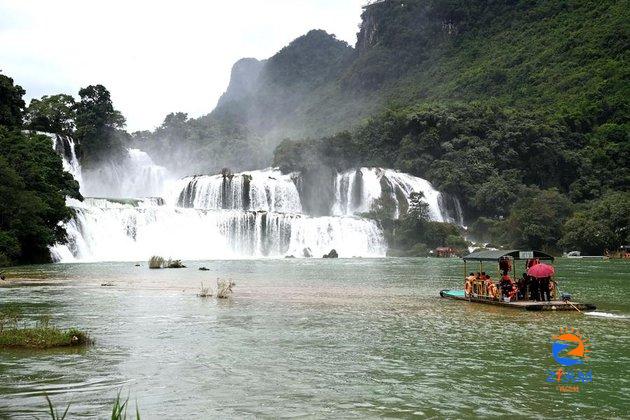 China-Vietnam border tourism booming during May Day holiday