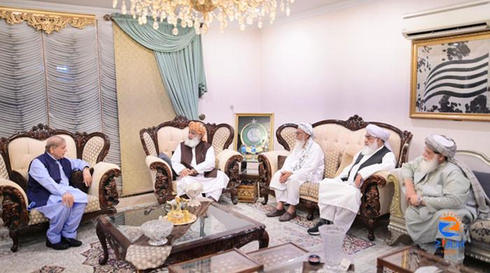 PM meets Fazl in bid to mend political ties