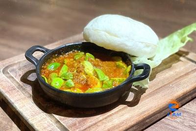 Try ‘sambal petai’ with freshly steamed ‘mantou’ buns at Man Tou Pu in JB