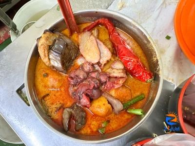 Craving for curry mee? Salak South New Village’s Kim Curry serves up a bountiful bowl full of goodies that will make you a devoted fan