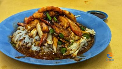 Kepong’s Weng Kee Restaurant may be known for their Ipoh ‘kai si hor fun’, but go for their dry curry mee and prawn mee instead